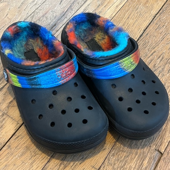 CROCS Other - Crocs EUC Lined Little Kids size c12 Boys Girls Black with colorful fuzzy lining